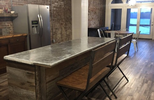 Alexander Apartment | Historic Downtown Apartment with Breakfast & Family Amenities