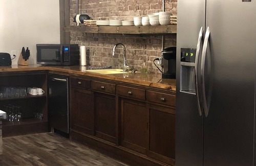 Alexander Apartment | Historic Downtown Apartment with Breakfast & Family Amenities