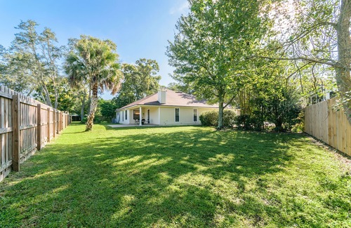 East Arlington House | Immaculate Home with Ocean View & 10/10 Guest Rating