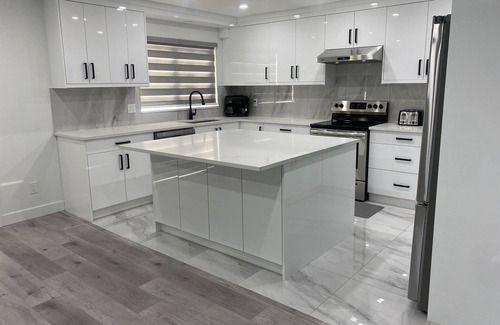 Newton House | Stylish Home in Surrey with Family-Friendly Amenities