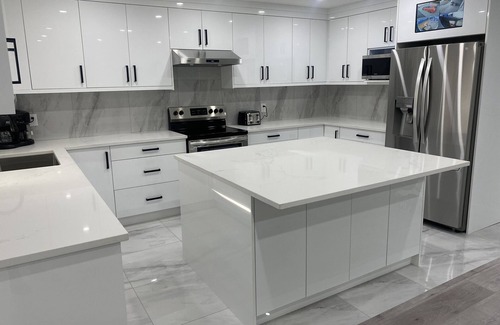 Newton House | Stylish Home in Surrey with Family-Friendly Amenities