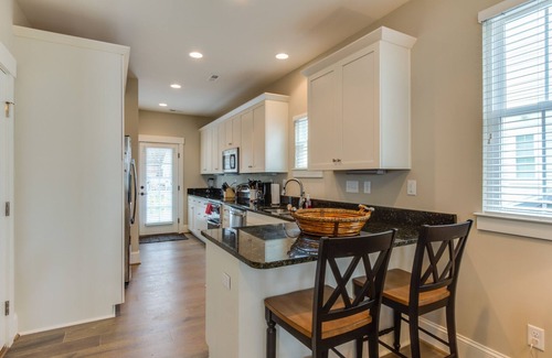 Northeast Virginia Beach House | Bright 2 BR Townhouse Steps from Beach & Boardwalk