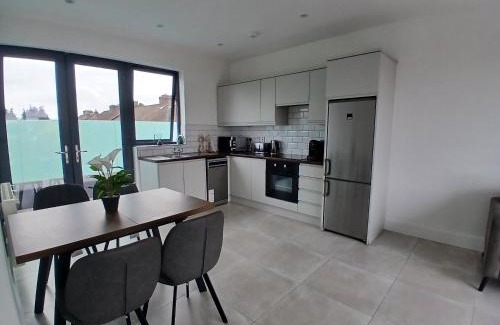 Dublin Hotel | Newly Refurbed 2BD Wraparound Balcony 5km to City