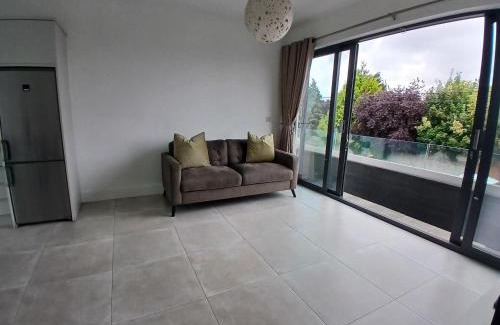Dublin Hotel | Newly Refurbed 2BD Wraparound Balcony 5km to City
