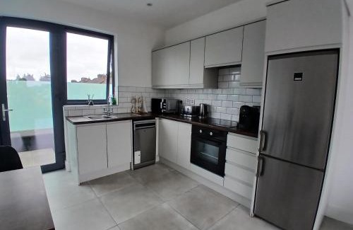 Dublin Hotel | Newly Refurbed 2BD Wraparound Balcony 5km to City