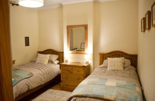 Restalrig Apartment | Modern Retreat with Complimentary Parking and Great Reviews