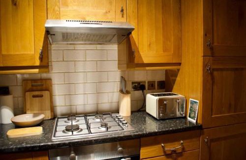 Restalrig Apartment | Modern Retreat with Complimentary Parking and Great Reviews