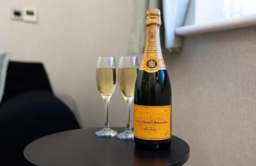 Warwick Apartment | Newly Refurbed Warwick Apt 2BR Sleeps 3 Free Parking