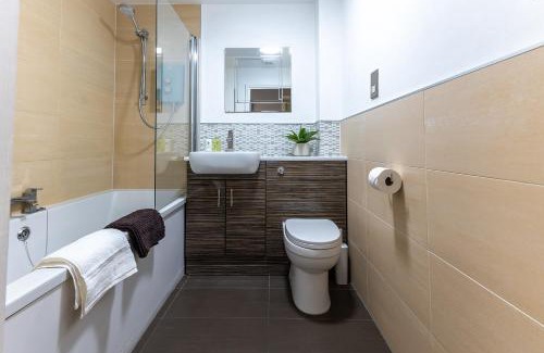 Warwick Apartment | Newly Refurbed Warwick Apt 2BR Sleeps 3 Free Parking