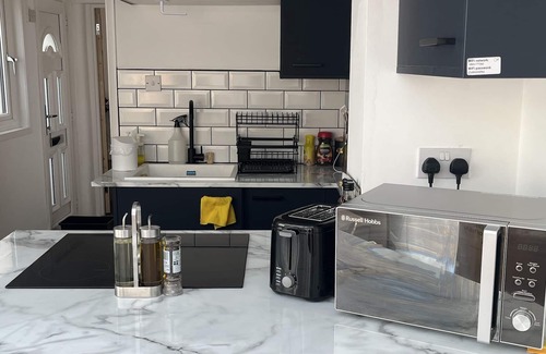 Selhurst Apartment | Modern 1-Bed Apartment with Kitchen in Croydon SE25