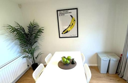 North Moreton Apartment | Modern 2-Bed Hotel in Didcot - Perfect for Families