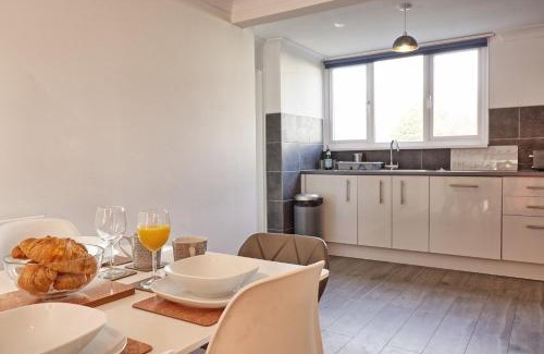 Basildon House | Pet-Friendly 3BR House in Basildon with Garden & Netflix