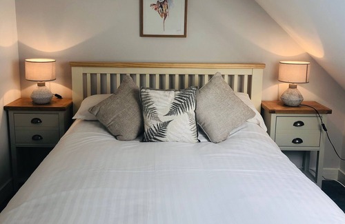 Landford Apartment | Refurbished Apartment in Scenic New Forest with Kitchen