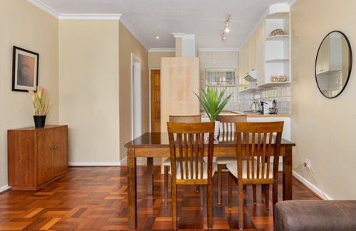 Three Anchor Bay Apartment | Newly Refurbished Apartment with Wifi, Netflix & Breakfast