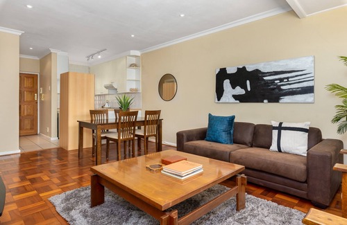 Three Anchor Bay Apartment | Newly Refurbished Apartment with Wifi, Netflix & Breakfast