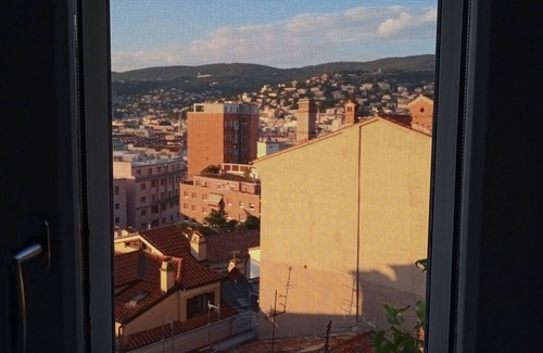Citta Nuova-Barriera Nuova-San Vito-Citta Vecchia Apartment | Refurbished Flat on San Giusto Hill with Sea Views & Breakfast