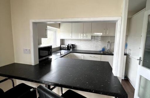 Sutton South Apartment | Stylish Flat in Sutton | Child-Friendly & Accessible
