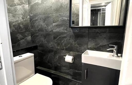 Sutton South Apartment | Stylish Flat in Sutton | Child-Friendly & Accessible