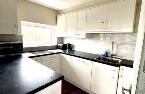 Sutton South Apartment | Stylish Flat in Sutton | Child-Friendly & Accessible