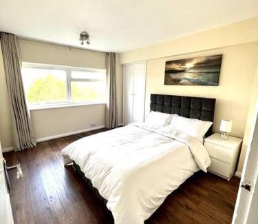 Sutton South Apartment | Stylish Flat in Sutton | Child-Friendly & Accessible