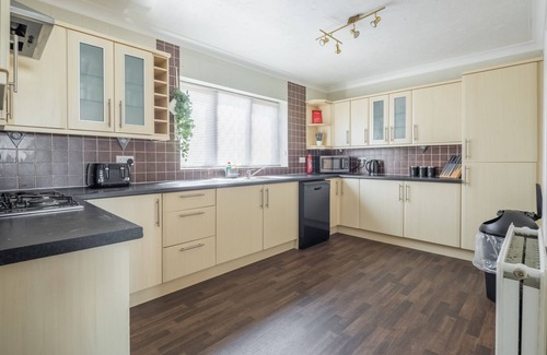 Peterborough House | Beautifully Refurbished House with Family-Friendly Amenities