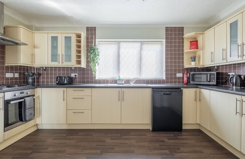 Peterborough House | Beautifully Refurbished House with Family-Friendly Amenities