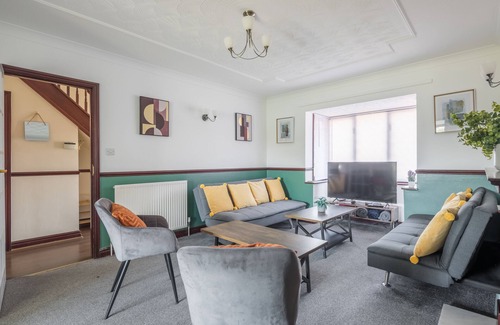 Peterborough House | Beautifully Refurbished House with Family-Friendly Amenities