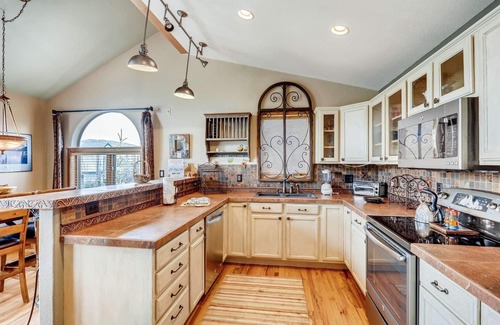 Frisco House | Tranquil Getaway with Lake Dillon Views and Family Amenities