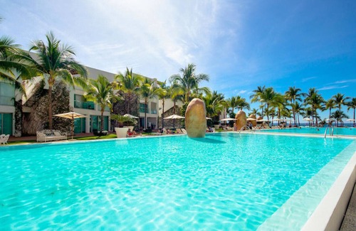 North Hotel Zone Condo | Modern Oceanfront High-Rise Condo with Amazing Views & Pool