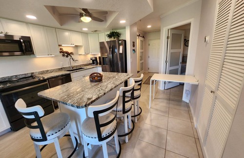 Lake Havasu City Condo | Modern Condo with Huge Patio & Ocean Views - Top Rated Stay