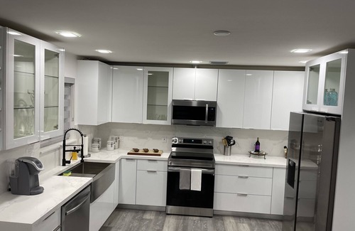 Southwest Coconut Grove House | Modern 2/1 Home with Kitchen in Coconut Grove, Miami