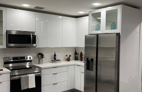 Southwest Coconut Grove House | Modern 2/1 Home with Kitchen in Coconut Grove, Miami