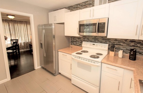 Cottondale House | Modern 3 Bedroom Retreat Near UA - Rated 9.6/10, Pet Friendly!