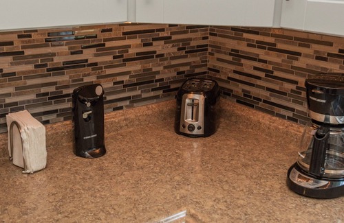 Cottondale House | Modern 3 Bedroom Retreat Near UA - Rated 9.6/10, Pet Friendly!
