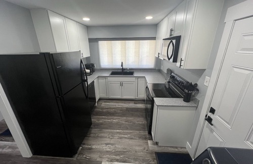 Topeka House | Modern 3BR Home in SW Topeka with Kitchen & Breakfast