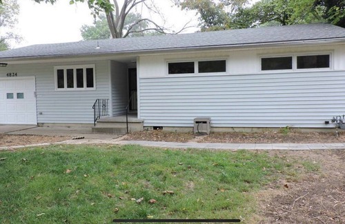 Topeka House | Modern 3BR Home in SW Topeka with Kitchen & Breakfast