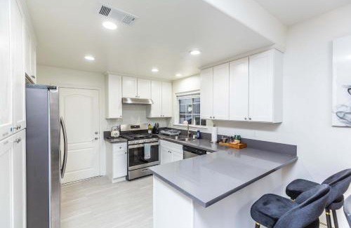 East Pasadena House | Modern 5B4B Retreat Just 2 Miles from the Rose Parade