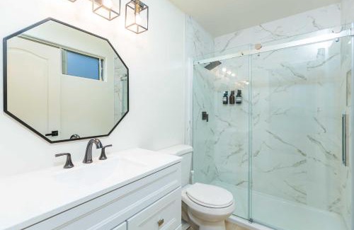 East Pasadena House | Modern 5B4B Retreat Just 2 Miles from the Rose Parade