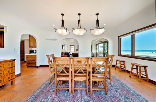 Mission Beach House | Gorgeous Oceanfront 6BD Retreat with Rooftop Deck & Hot Tub