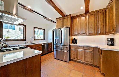 Mission Beach House | Gorgeous Oceanfront 6BD Retreat with Rooftop Deck & Hot Tub