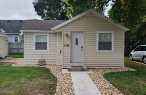East Side Pioneers House | Beach-Themed Retreat Near Downtown & Mayo Clinic – 10/10 Rating