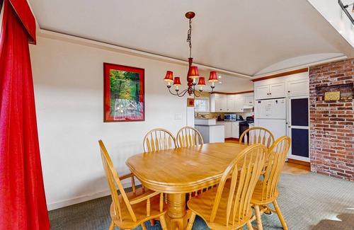 Franconia House | Dog-Friendly Retreat Near Cannon Mountain Ski Area