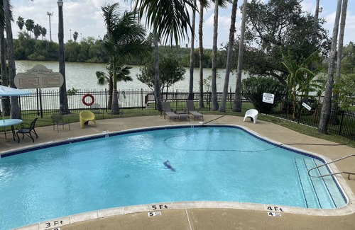 Brownsville House | Modern Condo by the Sea with Pool and Kitchen Amenities