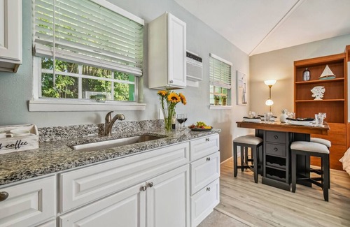 New Port Richey House | Beautiful Guesthouse by the River with Spa and Breakfast