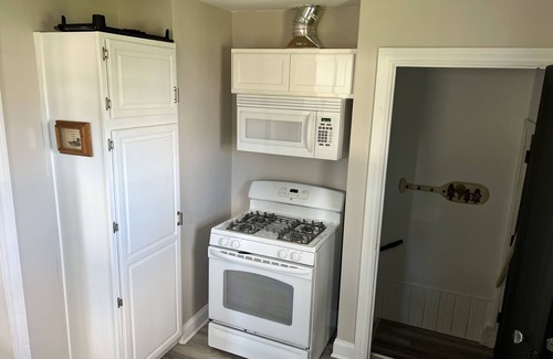 Linwood House | Beautifully Remodeled Cottage Near the Marina with Amenities