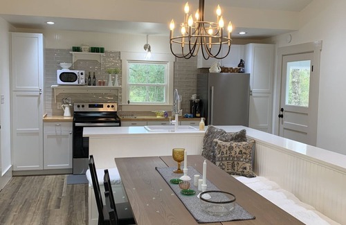 Hudson Cottage | Modern Cottage Retreat: Rated 10/10 with Breakfast Included