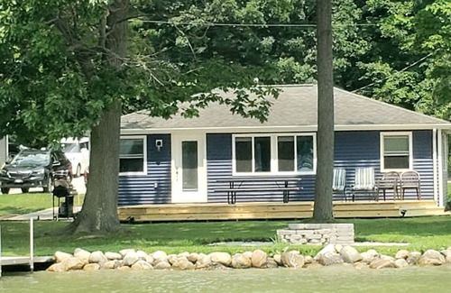 Cassopolis Cottage | Beautiful Diamond Lake Cottage with Boat & Scenic Views