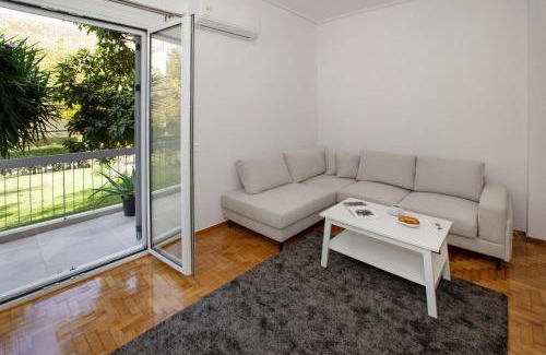 Kifisia Apartment | Beautifully Remodeled Kifisia Condo with Garden Oasis