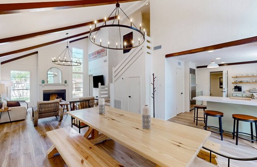 Brookeland House | Dog-Friendly Treetop Retreat with Firepit & Spa Amenities