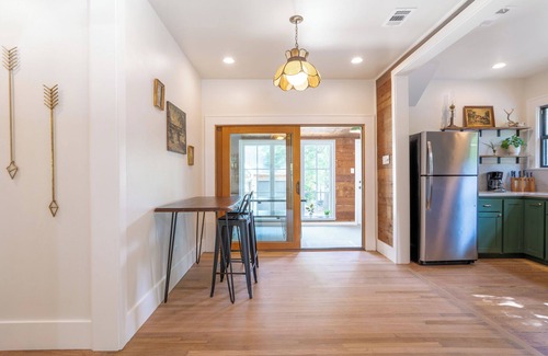 Cherrywood House | Beautifully Remodeled Garden Bungalow Near Downtown!